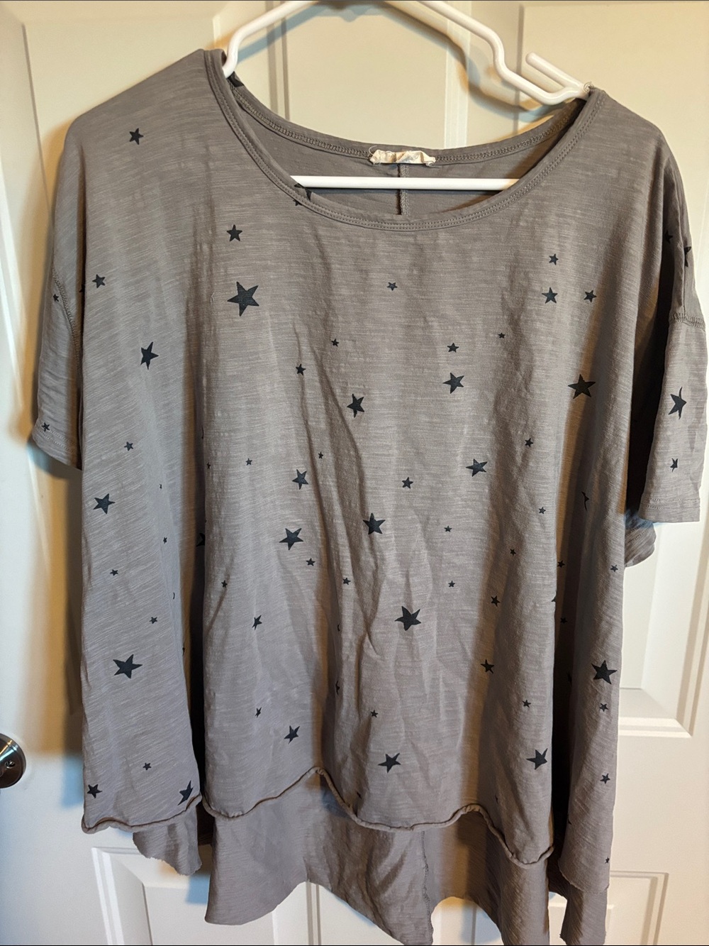 easel Gray Short-Sleeve Star Print Top